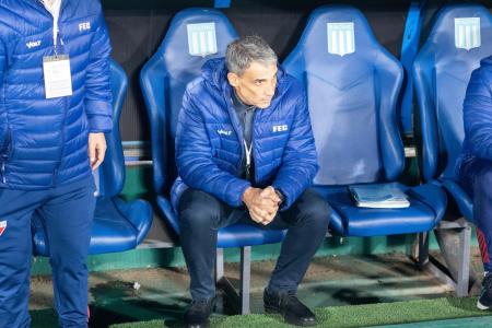 Juan Pablo Vojvoda, técnico do Fortaleza, no banco de reservas do El Cilindro