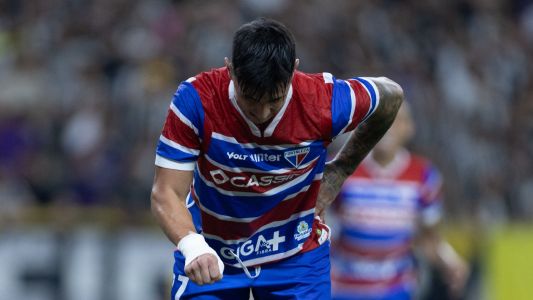 Adam Bareiro comemora gol do Fortaleza sobre o Ceará imitando um idoso
