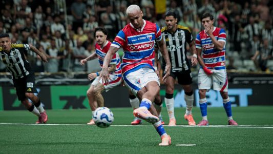 Deyverson cobra pênalti contra o Atlético em jogo do Campeonato Brasileiro