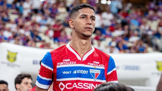Zagueiro Gustavo Mancha entrando em campo para jogo do Fortaleza