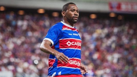 Tinga em campo pelo Fortaleza em jogo do Campeonato Brasileiro
