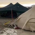 Chuva deixa mais de 70 mil pessoas ilhadas no festival Burning Man