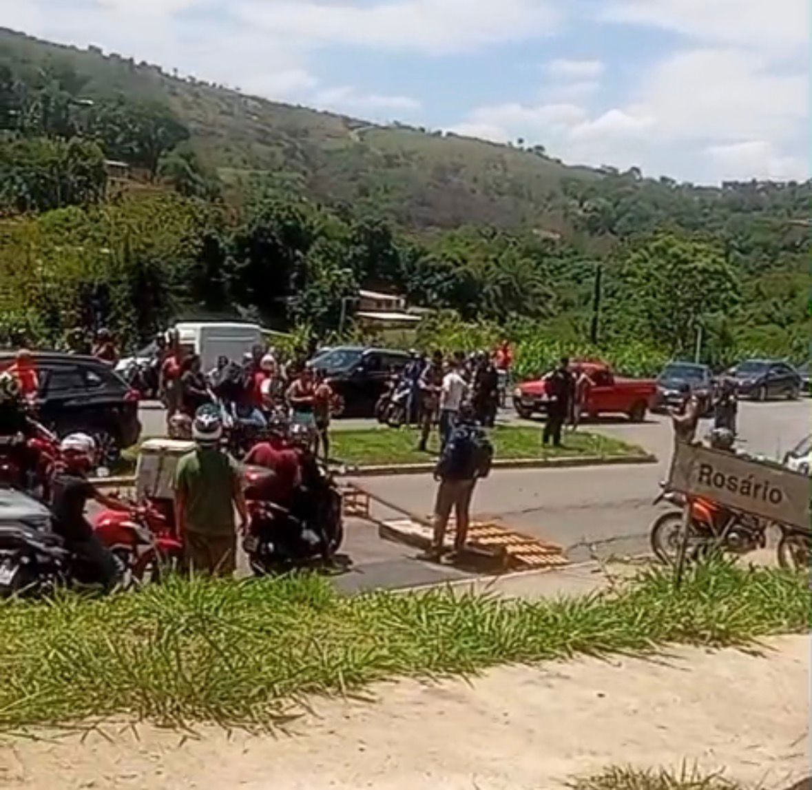 Grande BH: moradores denunciam falta d'água há cinco dias e fecham rodovia em protesto