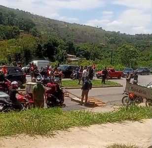 Fechamento da pista gerou grande fila de carros na MGC-262