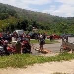 Grande BH: moradores denunciam falta d'água há cinco dias e fecham rodovia em protesto