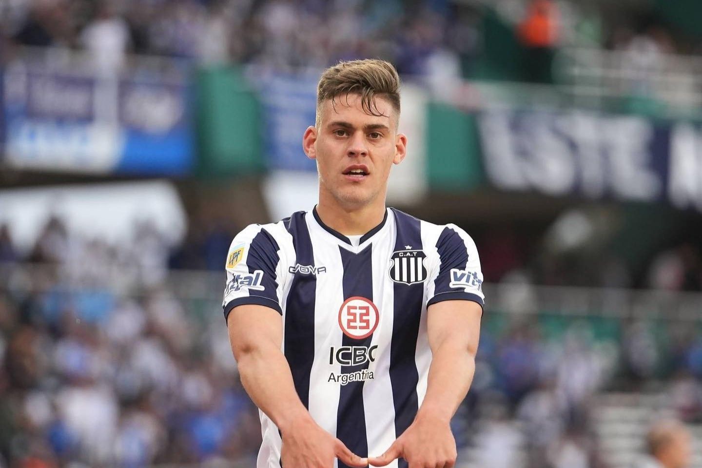 Após frustração com Deyverson, Vitória negocia contratação de atacante argentino