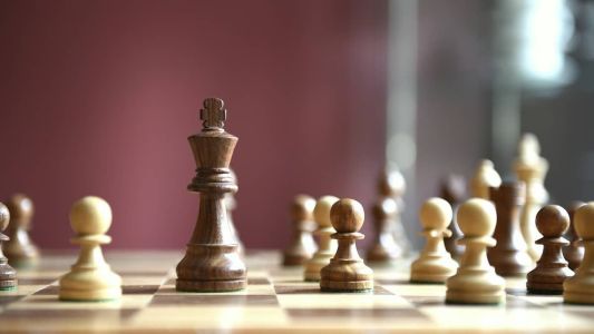 Federação Internacional de Xadrez proibiu mulheres trans de participarem de competições