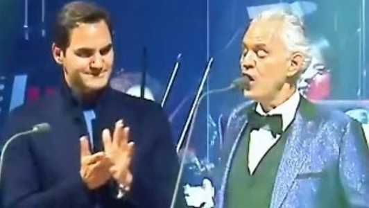 Federer se emocionou com homenagem de Andrea Bocelli