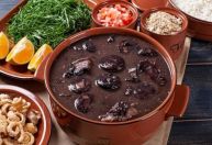 Coletivo Vila Pobre realiza feijoada beneficente neste domingo