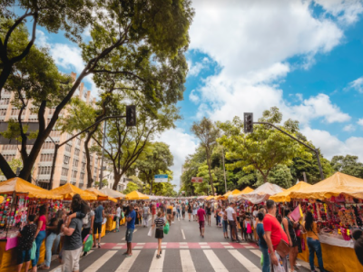 Feira Hippie, na avenida Afonso Pena, em BH