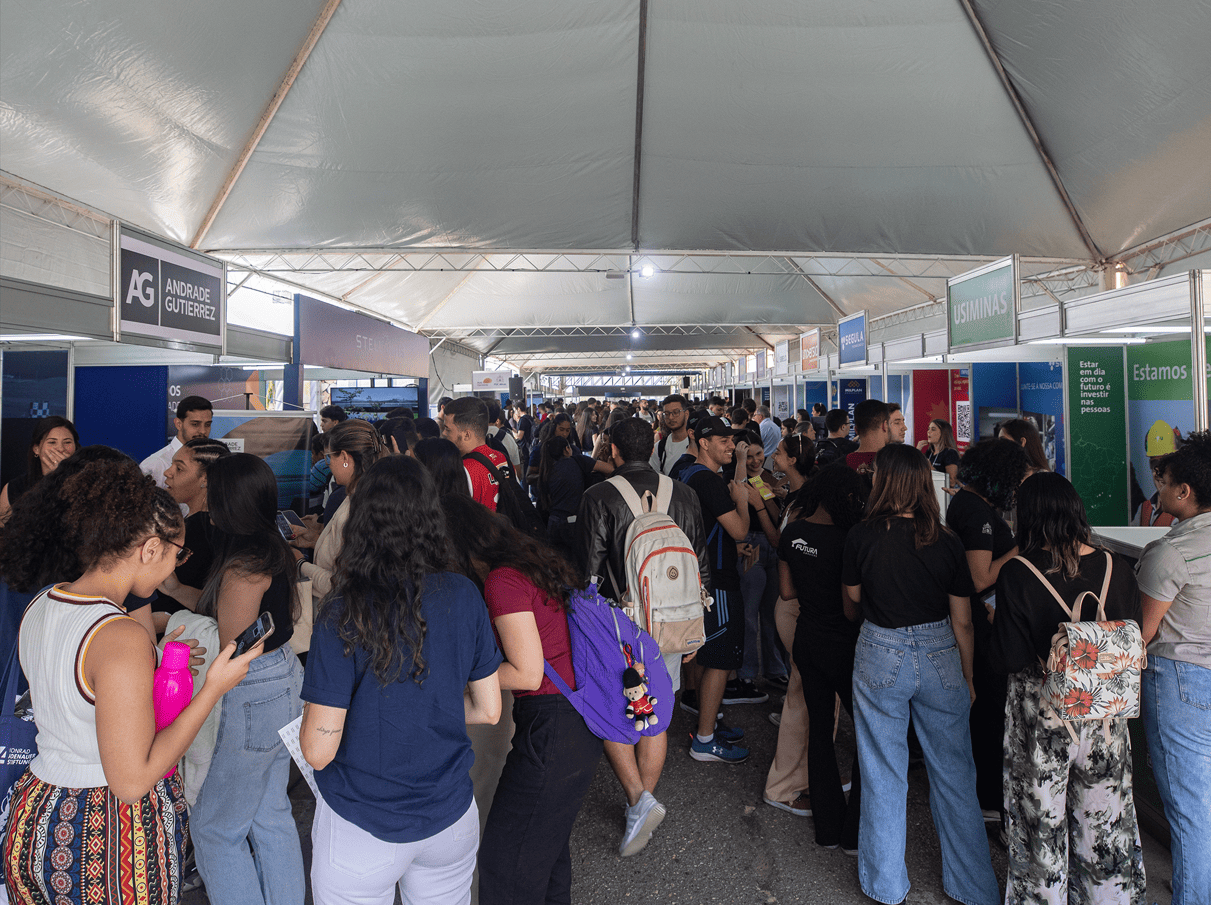 Feira de Carreiras PUC Minas 2025 conecta estudantes e grandes empresas a oportunidades do mercado