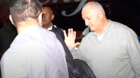 Felipão acenou para os torcedores no desembarque em Volta Redonda