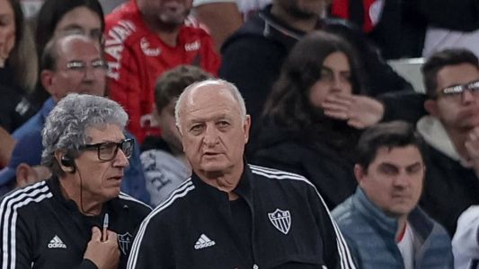 Felipão com seu auxiliar, Carlos Pracidelli, durante jogo neste sábado (2) na Ligga Arena
