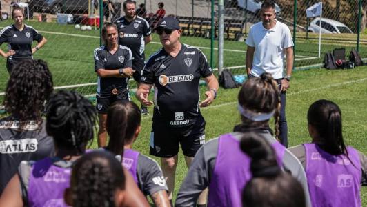Felipão conversou com as jogadoras do time feminino do Atlético nesta quinta-feira (16)