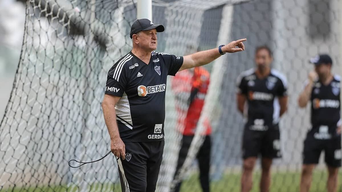 Felipão escala Atlético com três novidades para enfrentar Santos na estreia da Arena MRV
