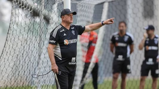 Felipão escalou o time com três novidades para jogo do Atlético