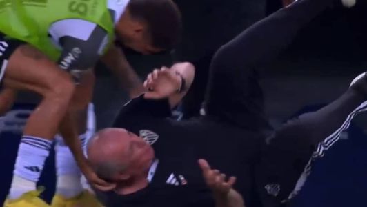 Felipão foi derrubado por Rubens, mas logo foi levantado pelo próprio meio-campista