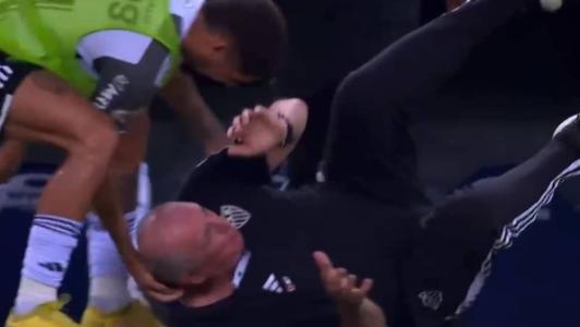 Felipão foi derrubado por Rubens, mas logo foi levantado pelo próprio meio-campista