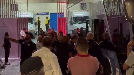 Felipão, na porta do ônibus, ouviu xingamentos de torcedores do Galo