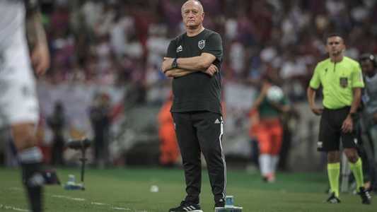 Felipão observa jogo entre Fortaleza e Atlético, no Castelão, pelo Campeonato Brasileiro