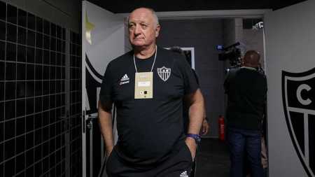Felipão precisou mexer na equipe do Atlético para jogo contra o Coritiba