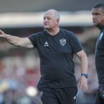 Jogadores do Atlético abraçam Felipão e vibram com 1ª vitória do treinador