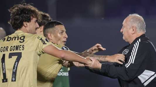 Felipão vibrou bastante com Arana após assistência no Paraguai