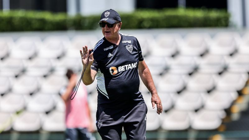 Ultrapassado? Ídolo do Cruzeiro defende técnico do Atlético