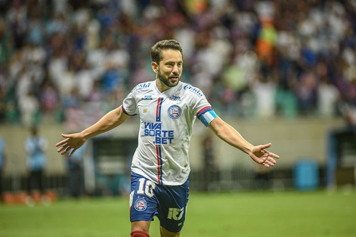 Everton Ribeiro em campo pelo Bahia contra o Boston River-URU