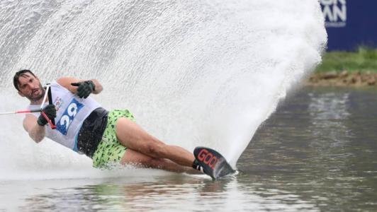Felipe Alves conquistou medalha no esqui aquático