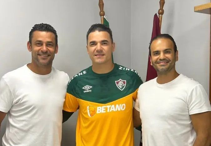 Empresário posta foto, e Felipe Alves é o novo reforço do Fluminense