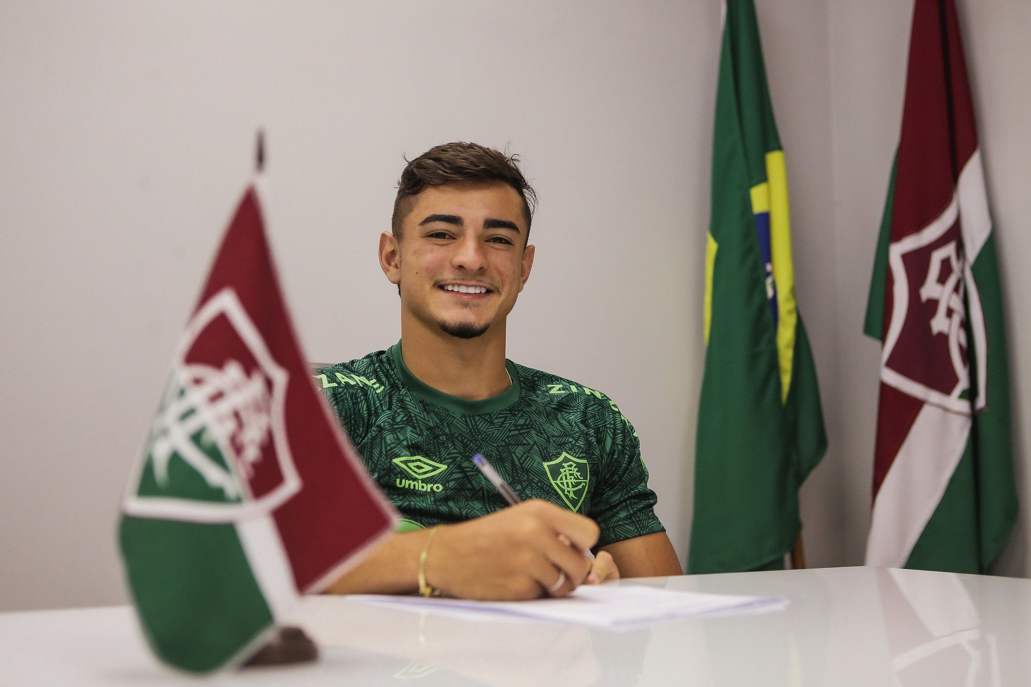 Fluminense acerta renovação de contrato com jovem das categorias base