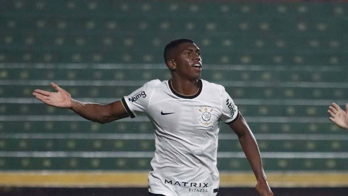 Artilheiro da base do Corinthians celebra boa fase e espera chances no profissional