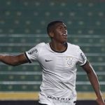 Artilheiro da base do Corinthians celebra boa fase e espera chances no profissional