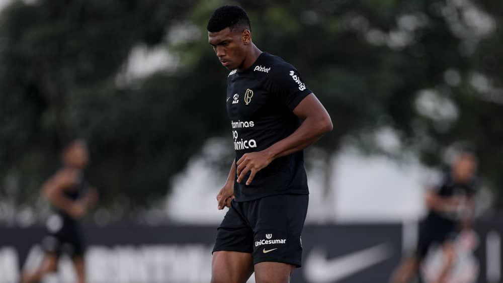 Jovens do Corinthians disputam vaga entre os titulares para enfrentar o Inter
