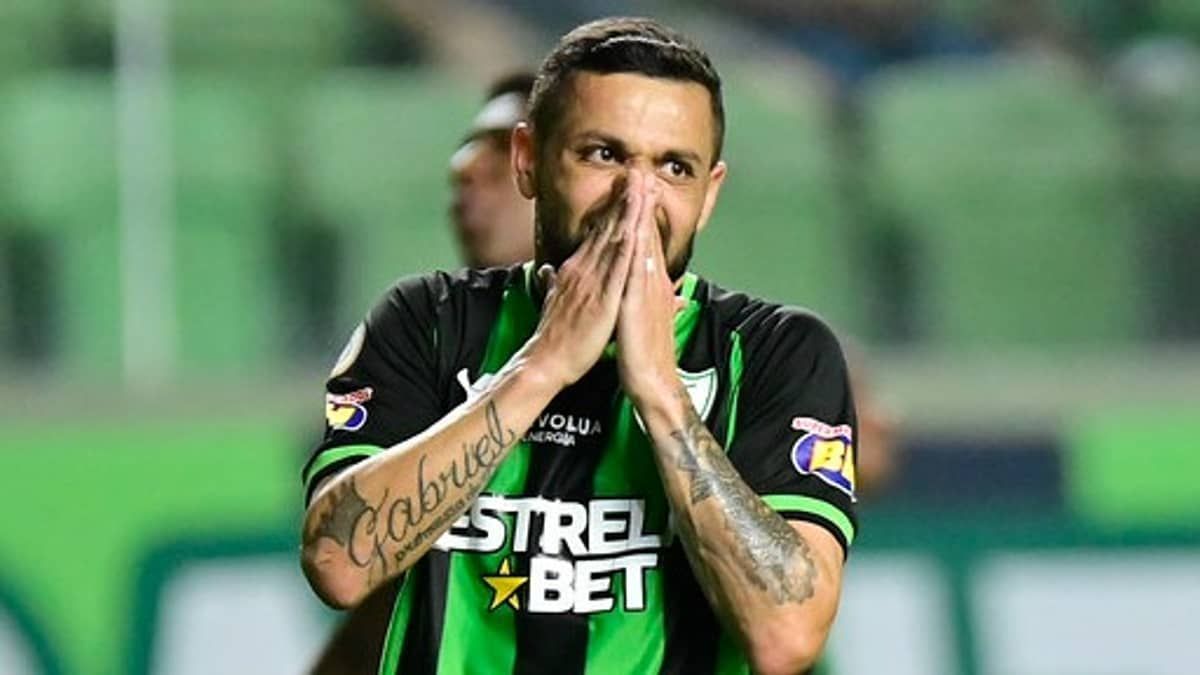 Felipe Azevedo destrói placa após ser expulso em derrota do América