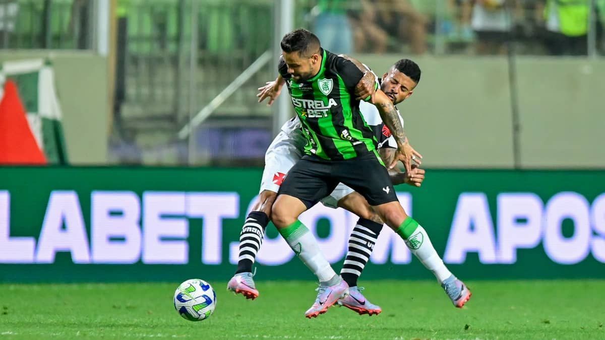 Atacante do América fica com rosto inchado por receber chute no olho dentro da área; veja