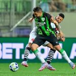 Atacante do América fica com rosto inchado por receber chute no olho dentro da área; veja