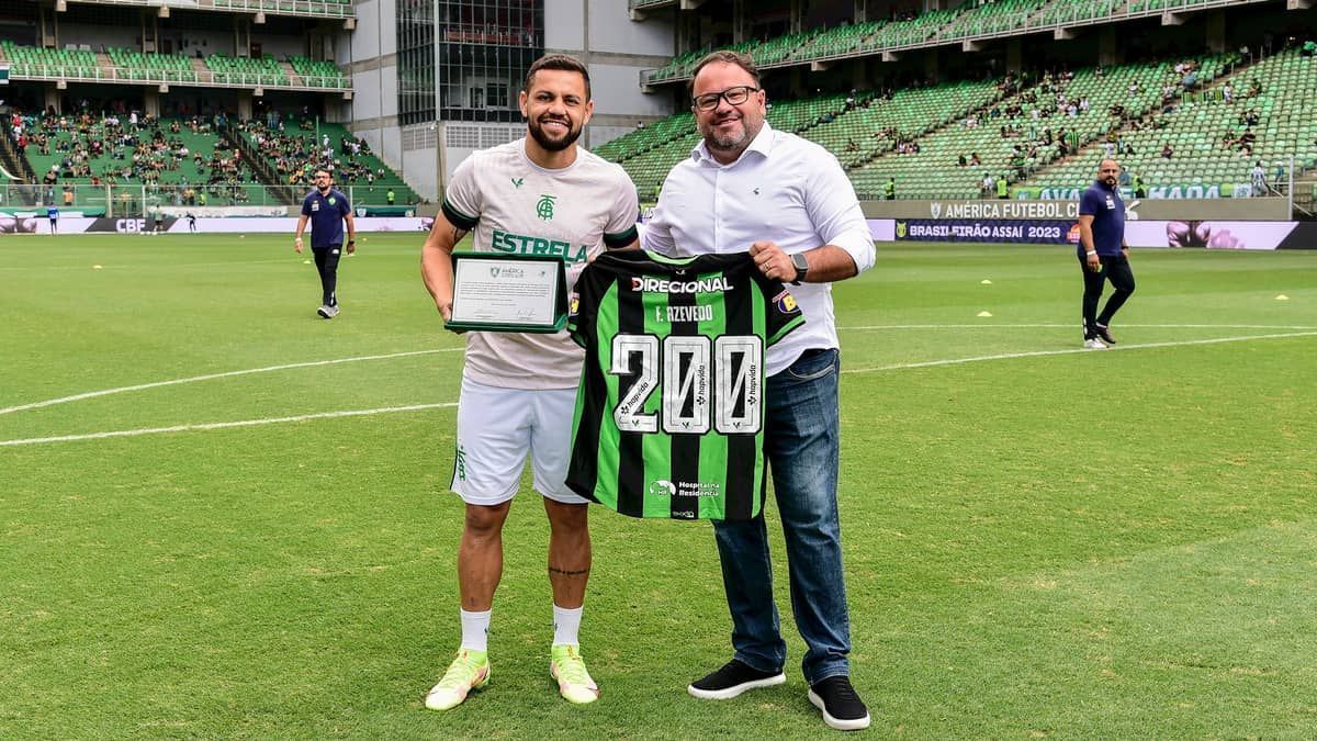 Felipe Azevedo homenageado pelos 200 jogos no América