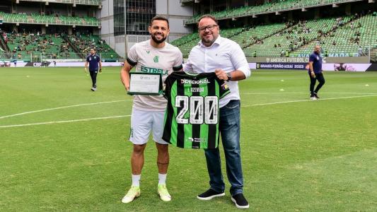 Felipe Azevedo foi homenageado no Independência