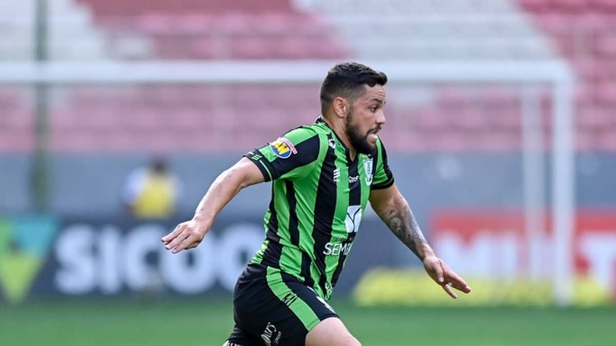 Felipe Azevedo lamenta gol no fim, mas celebra empate do América