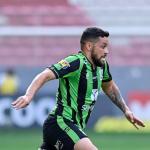 Felipe Azevedo lamenta gol no fim, mas celebra empate do América