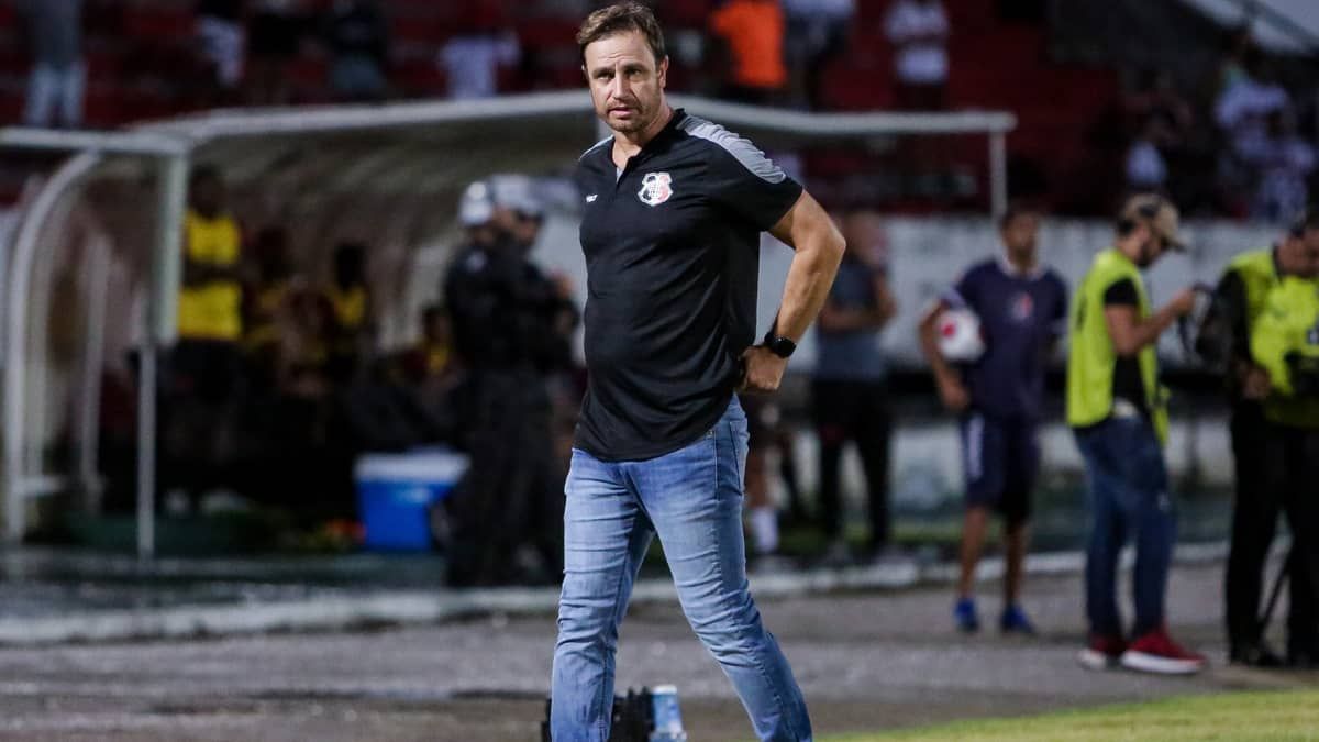 Felipe Conceição comemora números no Santa Cruz: 'Incontestáveis'