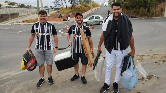 Felipe (esq.) veio de Montes Claros e, ao lado dos amigos, já está na porta da Arena MRV