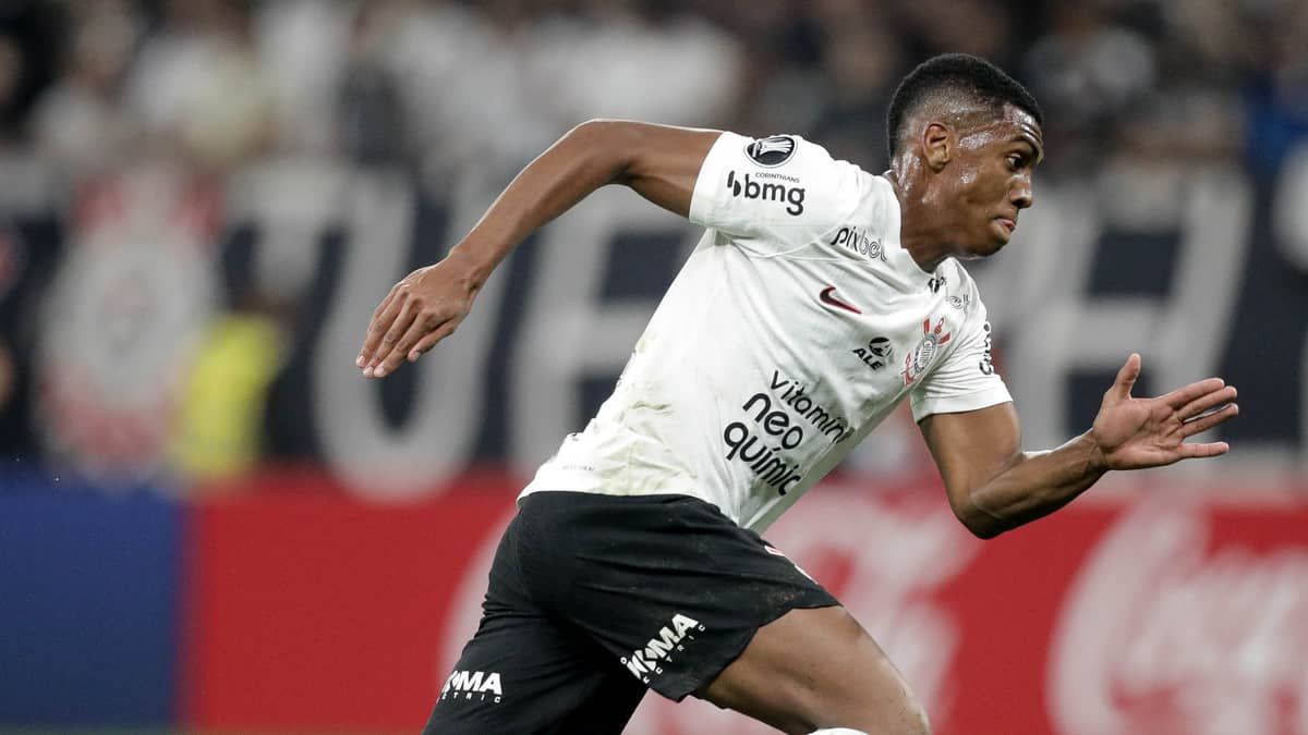 Felipe Augusto acumula bons números em vitória do Corinthians