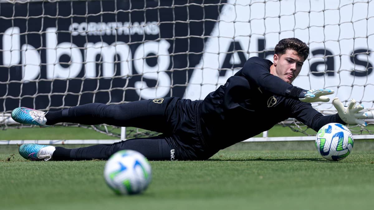 Goleiro de 18 anos pode ser relacionado pela primeira vez no profissional do Corinthians