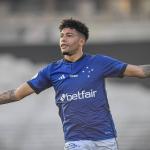Cruzeiro vence o Vasco, cola no G6 do Brasileiro e afunda o rival