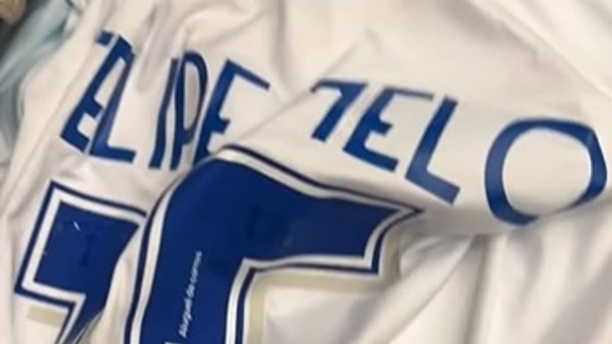 Cruzeiro presenteia Felipe Melo, do Fluminense, após jogo no Mineirão