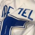 Cruzeiro presenteia Felipe Melo, do Fluminense, após jogo no Mineirão