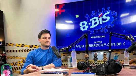 Felipe Neto fazendo propaganda para o Bis